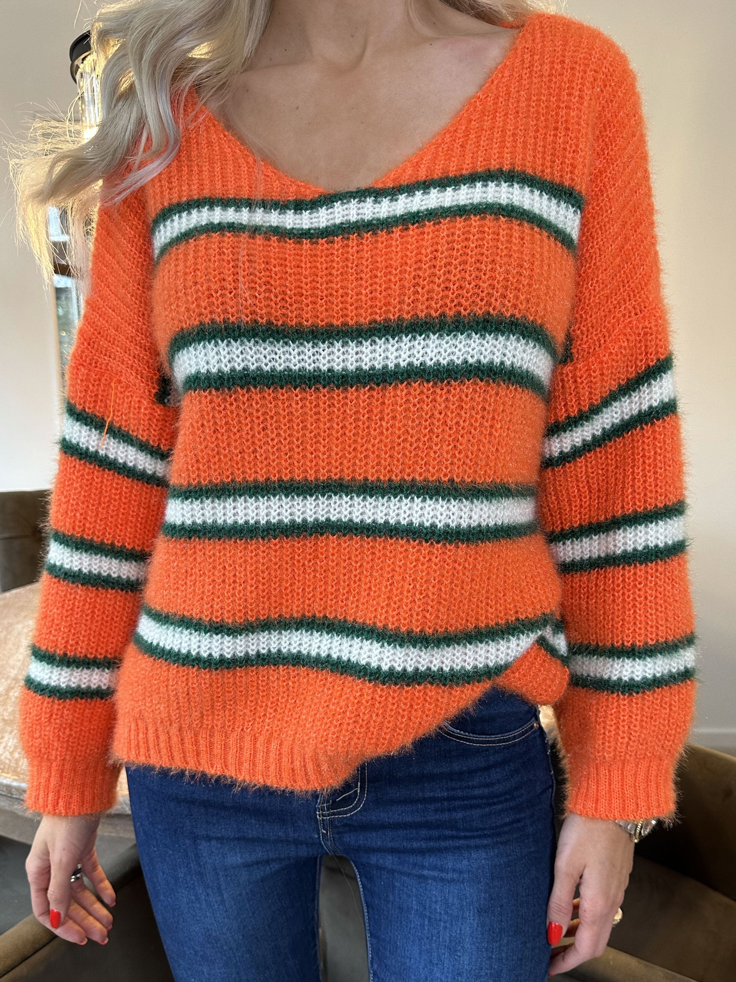 Nemo - Söt stickning med färgade ränder och v-ringning